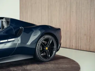 FERRARI 296 GTS  Lift  Blu Pozzi  einlackierte Streifen