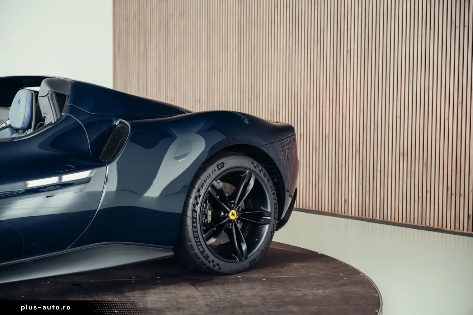 FERRARI 296 GTS  Lift  Blu Pozzi  einlackierte Streifen