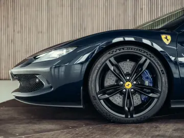 FERRARI 296 GTS  Lift  Blu Pozzi  einlackierte Streifen