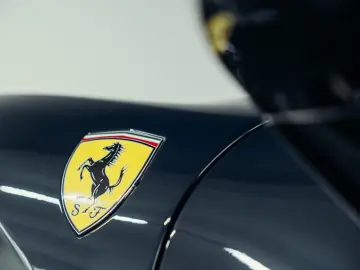 FERRARI 296 GTS  Lift  Blu Pozzi  einlackierte Streifen