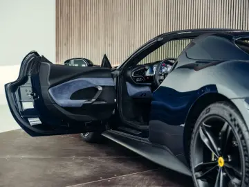 FERRARI 296 GTS  Lift  Blu Pozzi  einlackierte Streifen