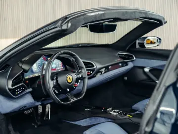 FERRARI 296 GTS  Lift  Blu Pozzi  einlackierte Streifen