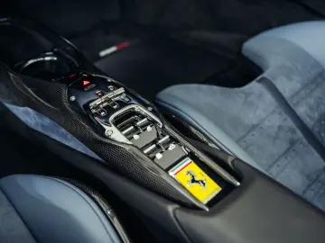 FERRARI 296 GTS  Lift  Blu Pozzi  einlackierte Streifen