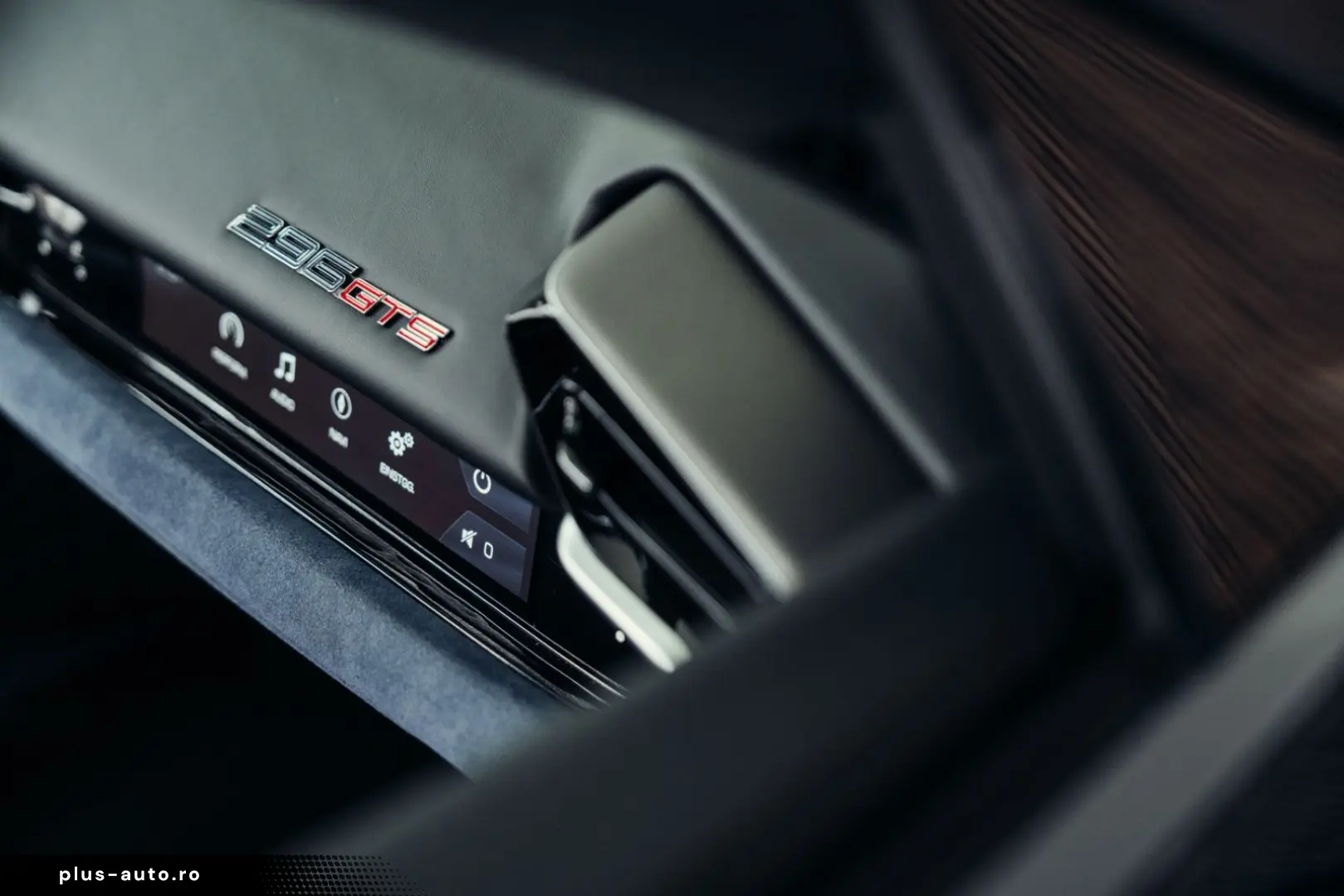 FERRARI 296 GTS  Lift  Blu Pozzi  einlackierte Streifen