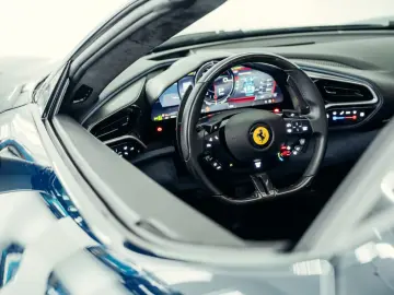 FERRARI 296 GTS  Lift  Blu Pozzi  einlackierte Streifen