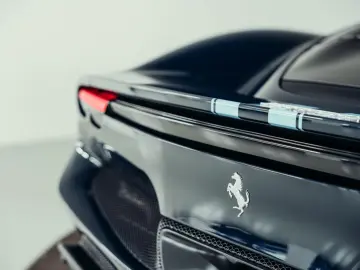 FERRARI 296 GTS  Lift  Blu Pozzi  einlackierte Streifen