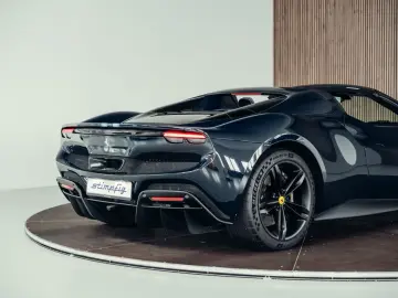 FERRARI 296 GTS  Lift  Blu Pozzi  einlackierte Streifen