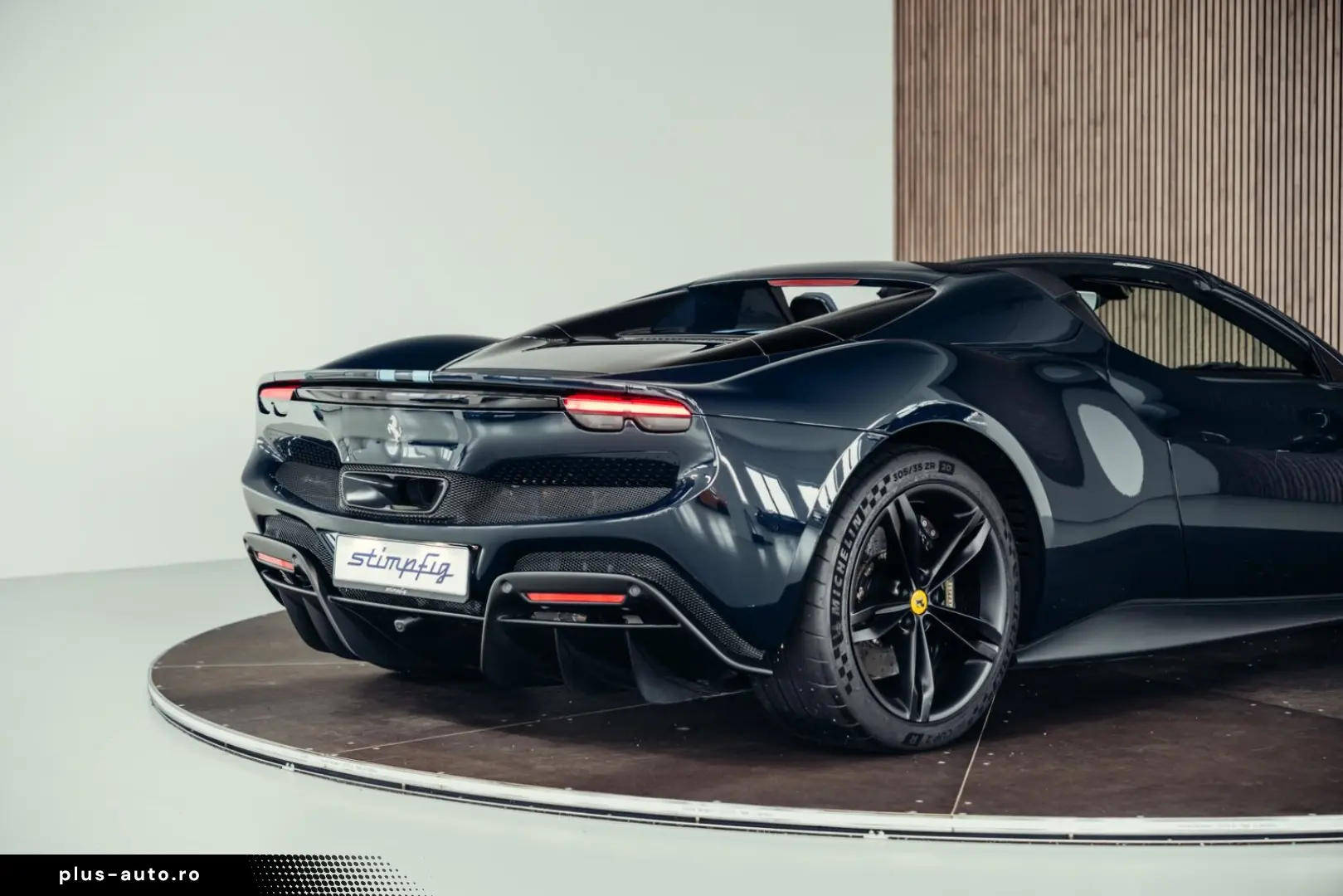 FERRARI 296 GTS  Lift  Blu Pozzi  einlackierte Streifen