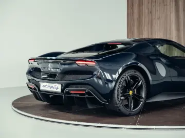 FERRARI 296 GTS  Lift  Blu Pozzi  einlackierte Streifen