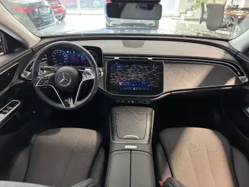MERCEDES-BENZ E 220 d Avantgarde Advanced Panorama DISTRONIC
