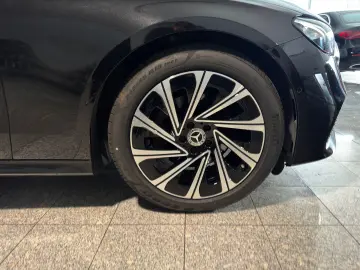 MERCEDES-BENZ E 220 d Avantgarde Advanced Panorama DISTRONIC