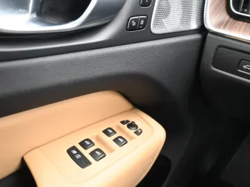 VOLVO XC60 B4 D AWD Ultimate Dark STDHZG 360  ACC AHK