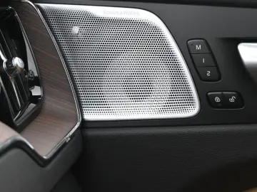 VOLVO XC60 B4 D AWD Ultimate Dark STDHZG 360  ACC AHK