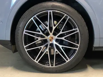 PORSCHE Cayenne E-Hybrid Coupe   InnoDrive   AHK   BOSE