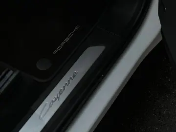 PORSCHE Cayenne E-Hybrid BOSE 360 Grad Kamera