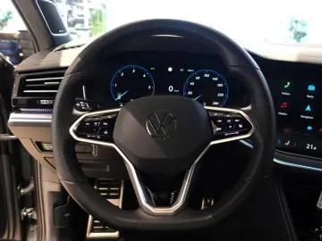 VW Touareg R-Line 3.0TDI 4M AHK PanoStandh RFK Navi