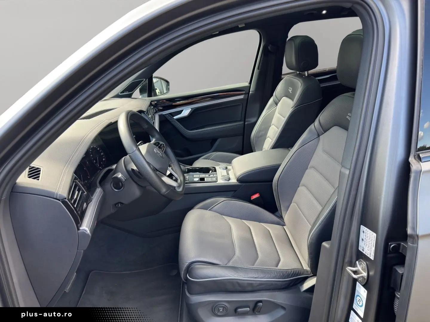 VW Touareg R-Line 3.0 TDI 4MOTION DSG AHK Pano Std-