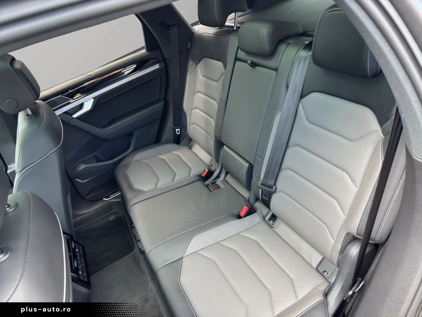 VW Touareg R-Line 3.0 TDI 4MOTION DSG AHK Pano Std-