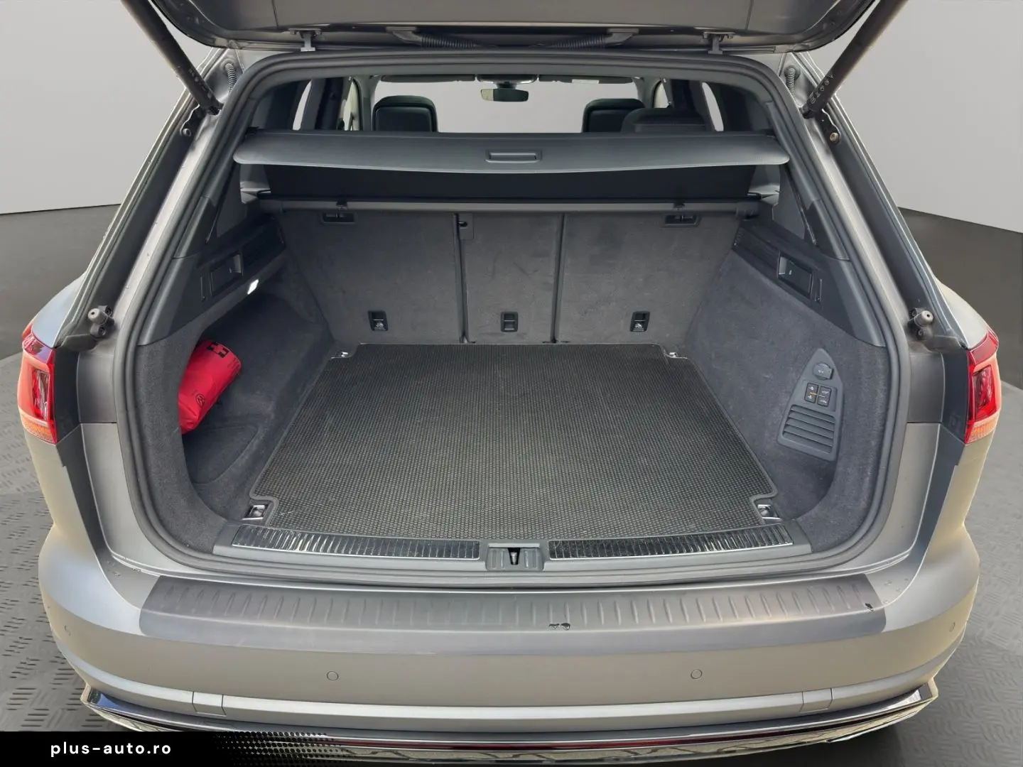 VW Touareg R-Line 3.0 TDI 4MOTION DSG AHK Pano Std-