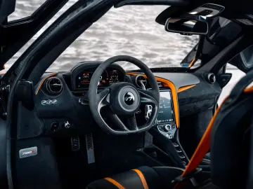 MCLAREN 720S  Performance  Carbon 1  Lifting  360   B&W