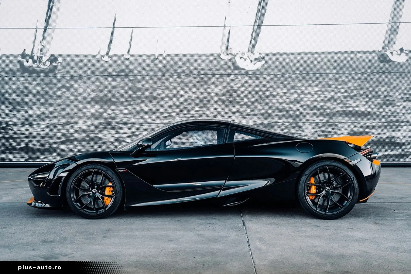 MCLAREN 720S  Performance  Carbon 1  Lifting  360   B&W