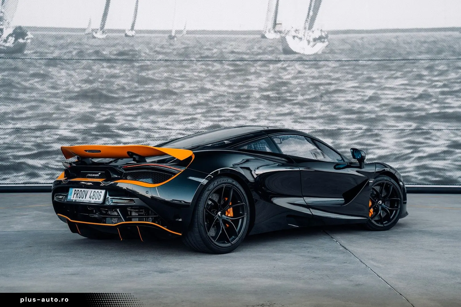 MCLAREN 720S  Performance  Carbon 1  Lifting  360   B&W