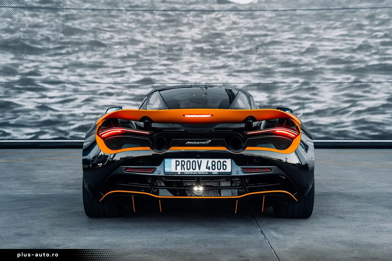 MCLAREN 720S  Performance  Carbon 1  Lifting  360   B&W