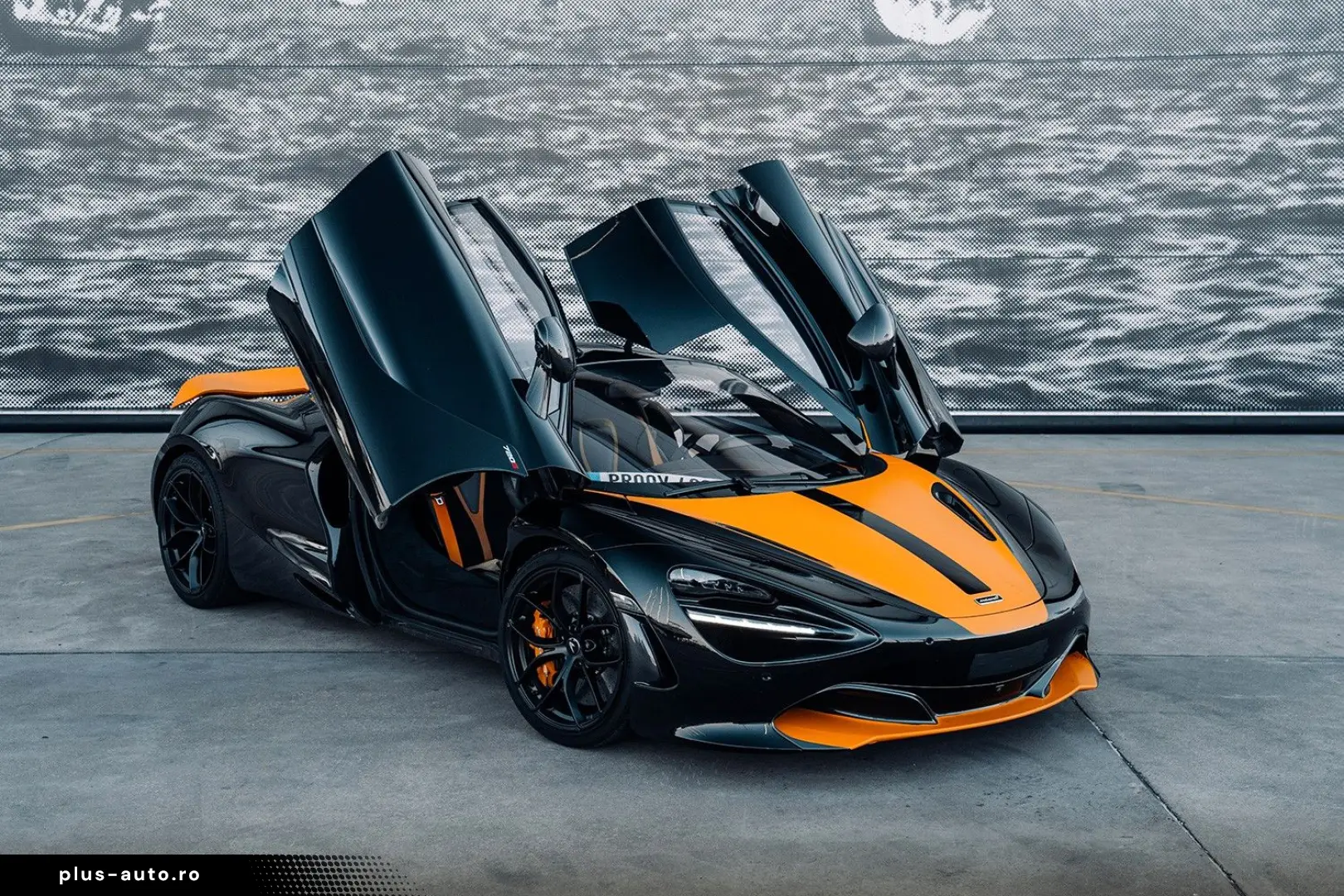 MCLAREN 720S  Performance  Carbon 1  Lifting  360   B&W