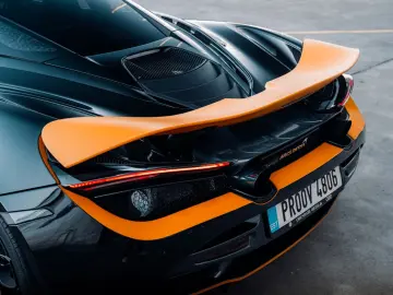 MCLAREN 720S  Performance  Carbon 1  Lifting  360   B&W