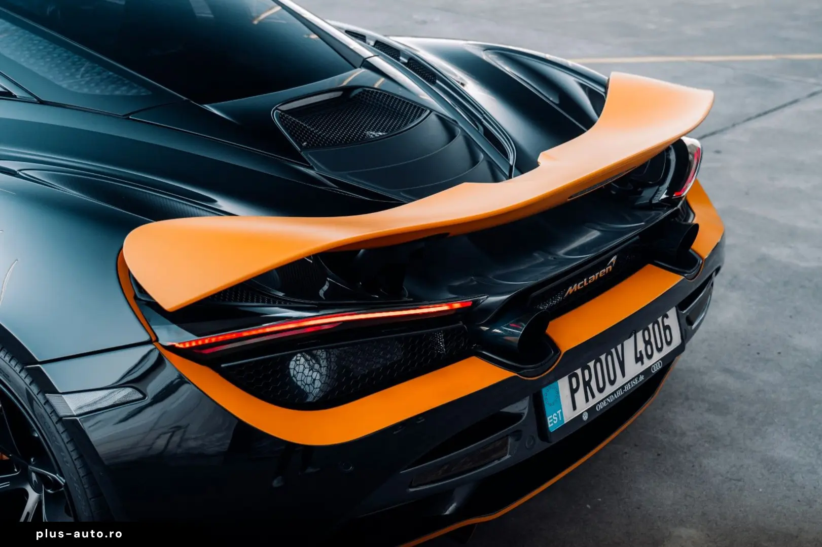 MCLAREN 720S  Performance  Carbon 1  Lifting  360   B&W