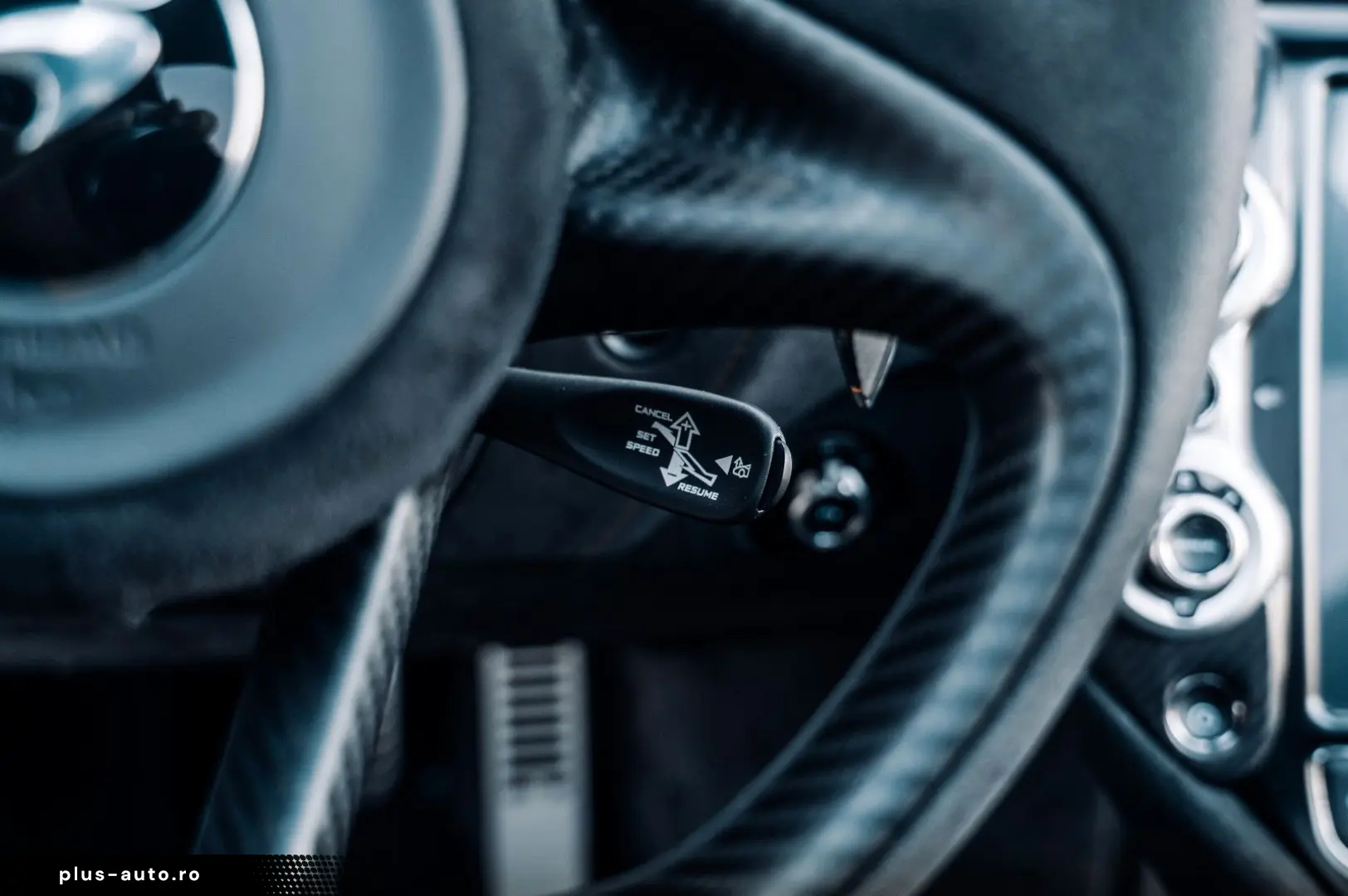 MCLAREN 720S  Performance  Carbon 1  Lifting  360   B&W