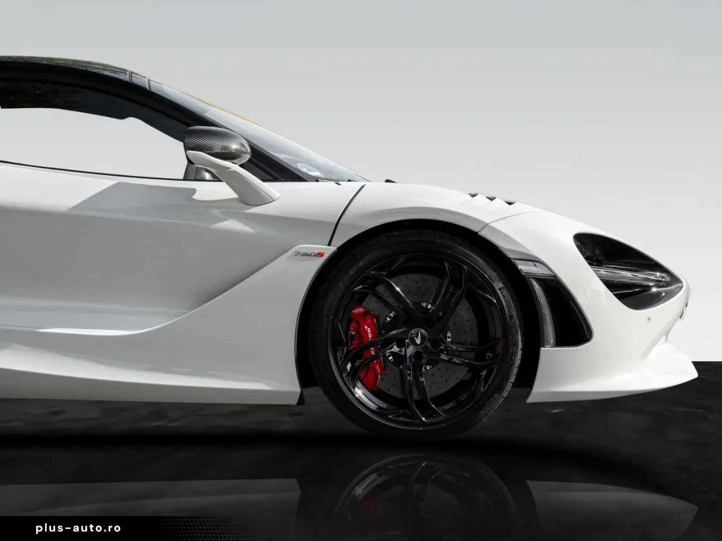 MCLAREN 750S   Ice White   Carbon Exterior