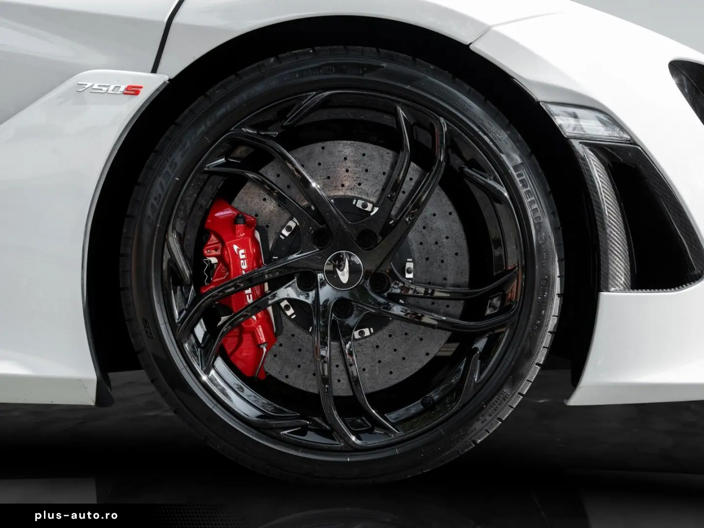 MCLAREN 750S   Ice White   Carbon Exterior