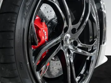 MCLAREN 750S   Ice White   Carbon Exterior