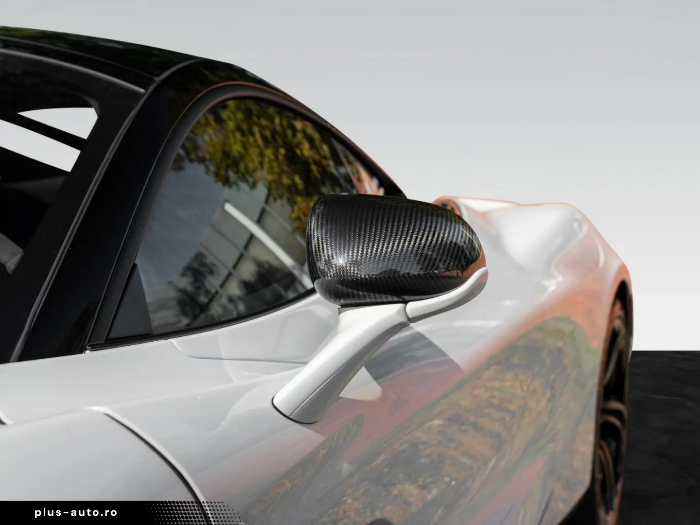 MCLAREN 750S   Ice White   Carbon Exterior