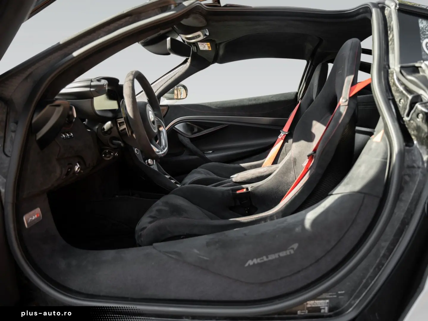 MCLAREN 750S   Ice White   Carbon Exterior