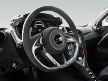 MCLAREN 750S   Ice White   Carbon Exterior