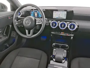 MERCEDES-BENZ CLA 180 d SHZ Park-Assist LED Kessy NAVI Temp