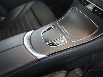 MERCEDES-BENZ GLC 300 e 4M AMG Distronic AHK Kamera Ambiente