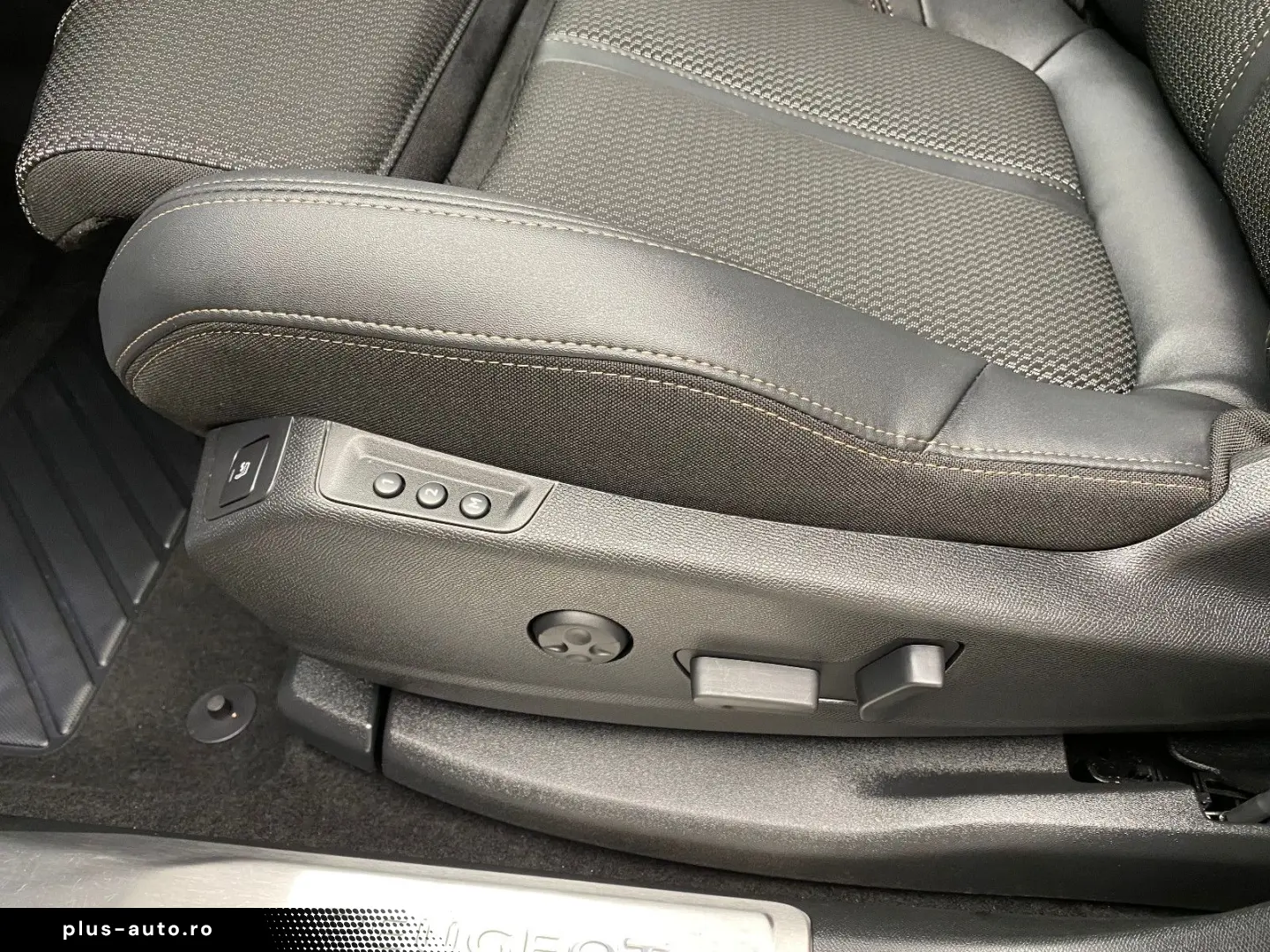 PEUGEOT 3008 GT 1.2 Automatik LED Soundsystem ACC