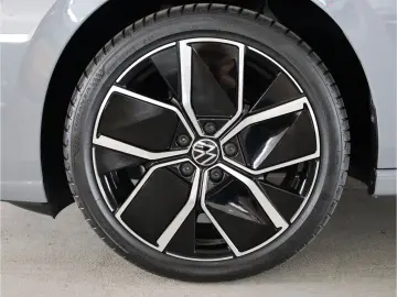 VW Golf VIII 1.5 eTSI DSG Edition 50 Pano Keyless