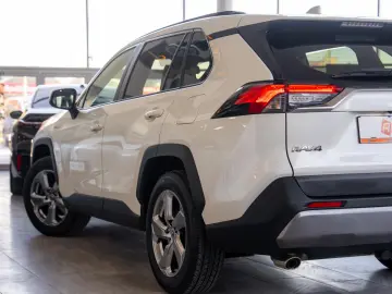 Toyota RAV4 2.5 VVT-i Hybrid Dynamic Plus 4x4 E-CV