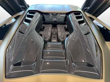 LAMBORGHINI Revuelto 6.5 V12 HPEV