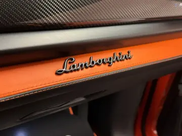 LAMBORGHINI URUS SE-800HP-COOL-SEAT-PANO-NIGHT-V-BANG-SOFT-C