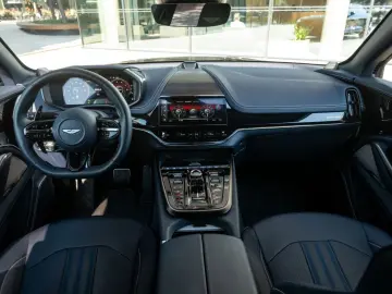 ASTON MARTIN New DBX707 MY25