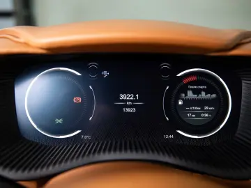 ASTON MARTIN DBX 707