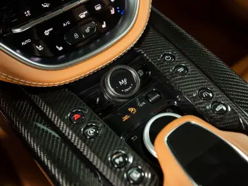 ASTON MARTIN DBX 707