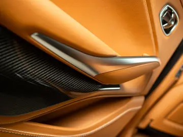 ASTON MARTIN DBX 707