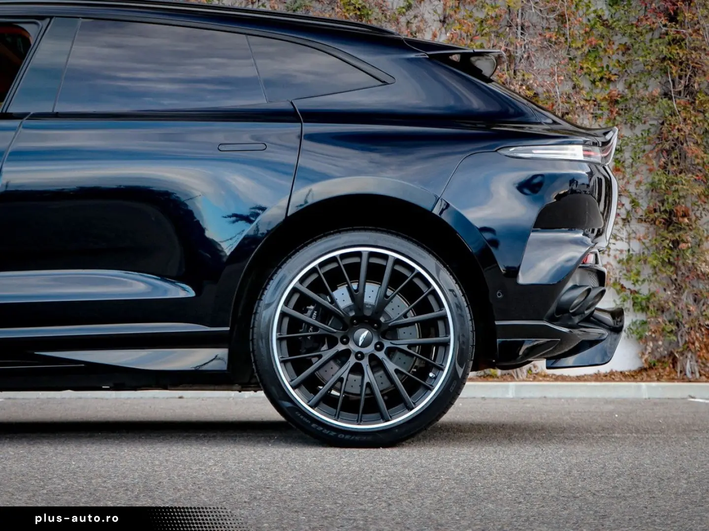 ASTON MARTIN DBX 707