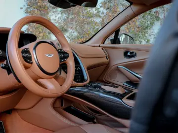 ASTON MARTIN DBX 707